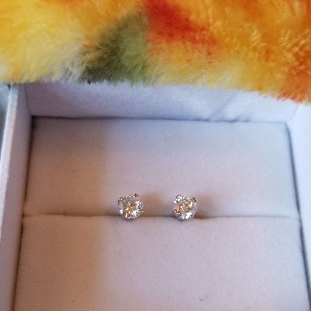 Round Cut 14k white gold diamond earrings